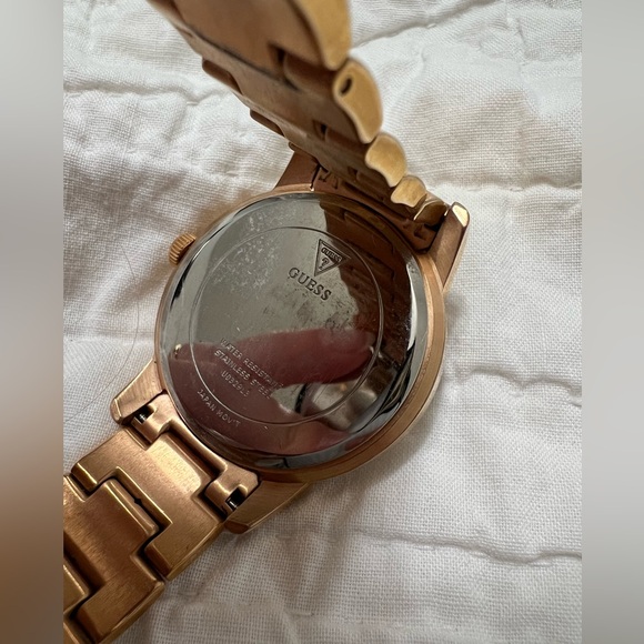 Gold Guess watch - Picture 3 of 3